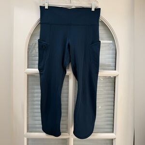 💙 Athleta Navy Athletic Capri Pants.